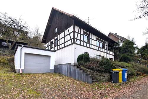Hausfront mit Garage - 5 Zimmer Einfamilienhaus zum Kaufen in Frankenberg (Eder)
