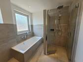 Bad mit Wanne und Dusche.jpg - 