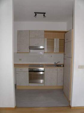 Blick in die Küche - 1 Zimmer Etagenwohnung zur Miete in Halle
