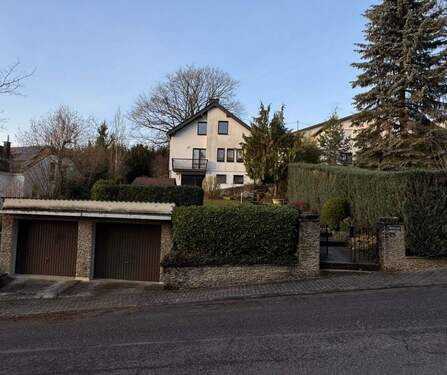 Immobilie von vorne - Willkommen Zuhause! Freistehendes Einfamilienhaus mit kleiner Einliegerwohnung in Bübingen