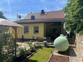 Rückseite mit Gastank - Einfamilienhaus mit 120,60 m&sup2; in Niesky zum Kaufen