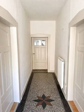 Hauseingangsbereich mit Terrazzo - 7 Zimmer Einfamilienhaus in Neunkirchen am Potzberg