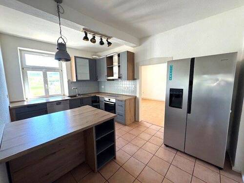 Küche mit EBK und Blick zum Esszimmer - 