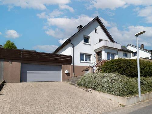 Vorderansicht - Wohnen mit Aussicht: Charmantes Einfamilienhaus in ruhiger Höhenlage von Hiddenhausen