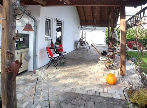 Überdachte Terrasse an Garage - 