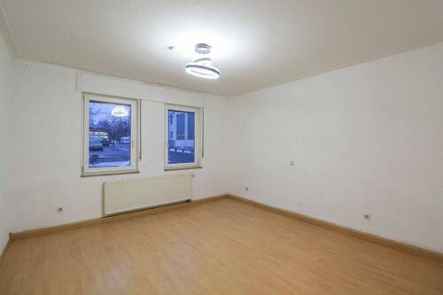 Wohnzimmer - Sofort bezugsfrei: Großzügige 3-Zimmer-Wohnung mit viel Platz zum Entfalten in Stuttgart-Münster