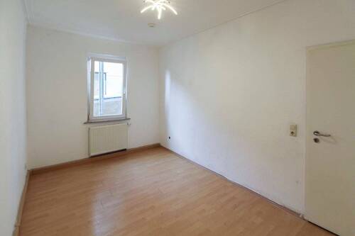 Schlafzimmer 2 - 3 Zimmer Etagenwohnung zum Kaufen in Stuttgart