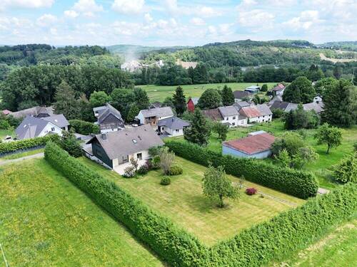 Blick auf die Immobilie und dem Grundstück - 