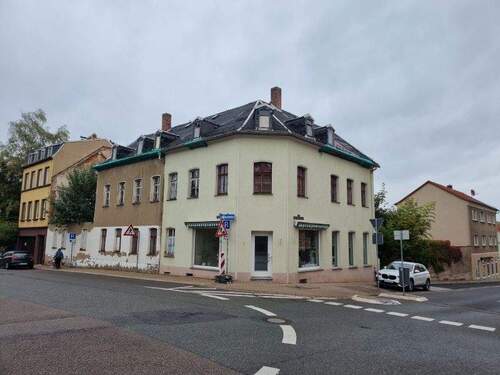 Vorderansicht - Großes Grundstück in zentraler Lage mit stark sanierungsbedürftigen Geschätshaus!