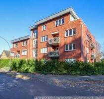 Teilsanierte 3-Zimmer-Wohnung mit großer Dachterrasse im Penthouse-Stil - Hamburg Schnelsen