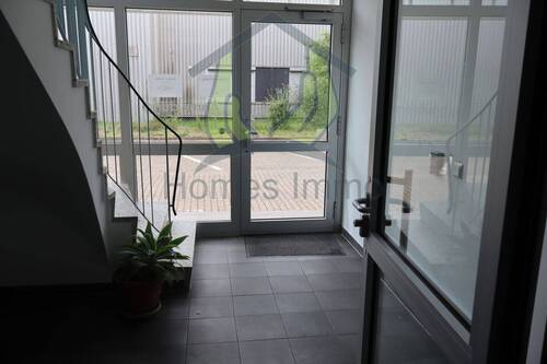 Eingang - Vielseitige Nutzung MassagePraxisLabor und Büroräume