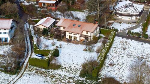 Vogelperspektive - Großzügiges Grundstück mit Altbestand in PrienBachham - Entwicklungspotenzial nach § 34 BauGB