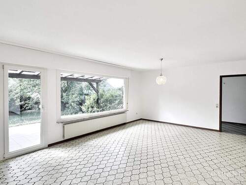 Wohnzimmer - 6 Zimmer Einfamilienhaus zum Kaufen in Neulußheim