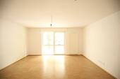 Wohnzimmer - Stilvoll modernisierte 3-Zimmer-Wohnung mit 2 Balkonen