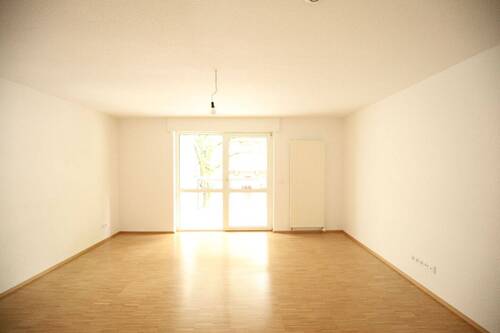 Wohnzimmer - Stilvoll modernisierte 3-Zimmer-Wohnung mit 2 Balkonen