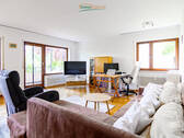 Wohnzimmer mit Zugang zum Balkon - 3 Zimmer Etagenwohnung in Lörrach / Stetten