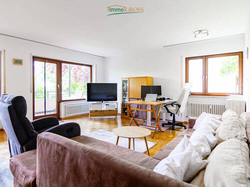 Wohnzimmer mit Zugang zum Balkon - 3 Zimmer Etagenwohnung in Lörrach / Stetten
