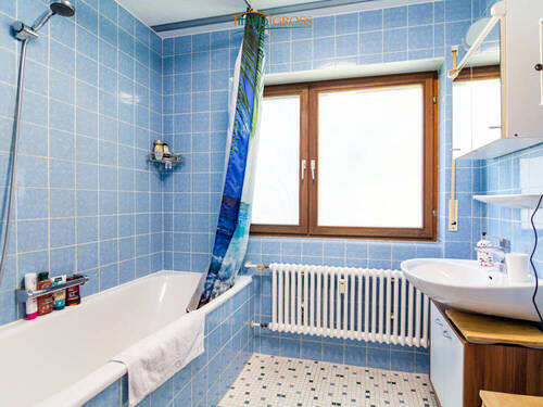 Badezimmer mit Badewanne und Fenster - 