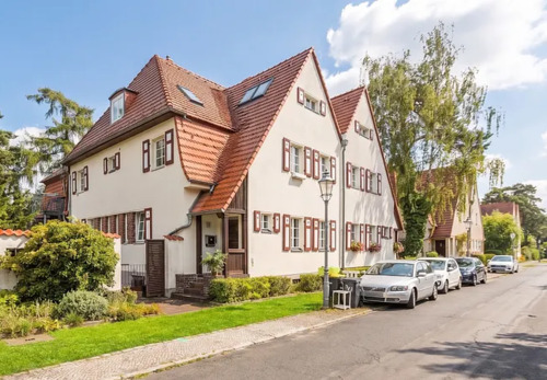 Bild 1 - Platz für die ganze Familie - Doppelhaushälfte mit ca. 400 m² Wohn-Nutzfläche, ideal für mehrere Generationen