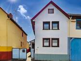 Straßenansicht - Modernisiertes Wohnhaus mit Wohlfühlcharakter und vielseitigen Nutzungsmöglichkeiten in Waldgirmes
