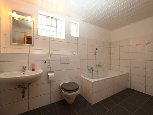 Wannenbad Erdgeschoss - Einfamilienhaus mit 119,90 m² in Lahnau zum Kaufen