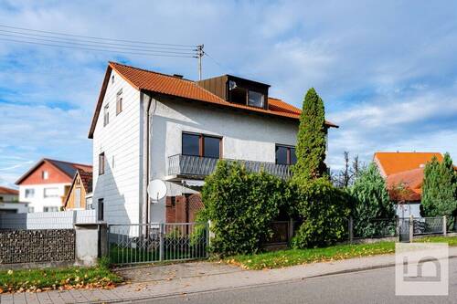 Hausansicht - Charmantes 3-Fam.h., Bj.61, teilrenoviert, Garage, 3 ZKB mit 2 Balkonen im 1.OG frei, IN-Mailing