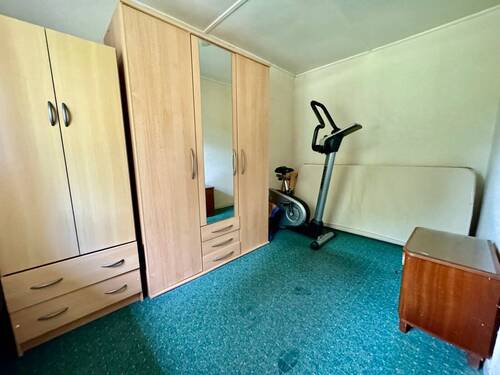 Schlafzimmer Erdgeschoss - 3 Zimmer Mehrfamilienhaus, Wohnhaus zum Kaufen in Sarzbüttel