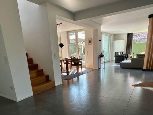 Zugang Wohnen - 6 Zimmer Einfamilienhaus in Ratingen