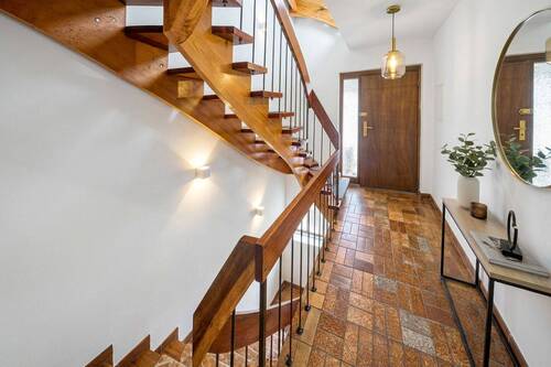 Treppenhaus - Etagenwohnung mit 126,00 m&sup2; in Stegen-Eschbach zum Kaufen