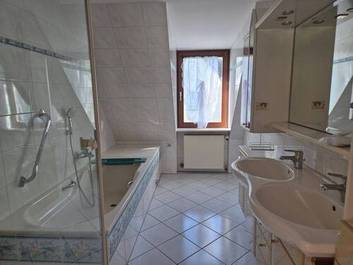 Badezimmer mit Wanne, Dusche und Doppelwaschbecken - 