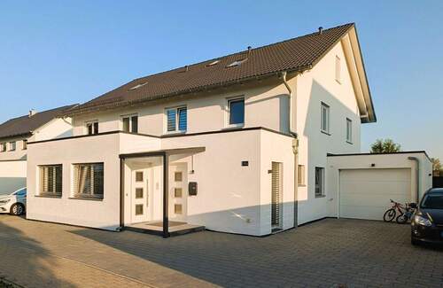 Eingang/Hof Nord - Exklusive Doppelhaushälfte mit Sauna, 218 m² Wohnfläche und Appartement