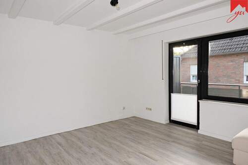 Wohn- und Esszimmer mit Zugang zum Balkon - 