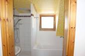 ... mit Dusche, Wanne + Fenster - 