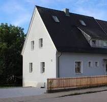 NAH AM ZENTRUM UND SOFORT FREI: Traditionelle DHH in ruhiger Lage - Freystadt