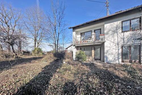 Hausansicht mit Blick in hinteres GST - Ein Platz über Kolbermoor, der Maßstäbe setzt - Ihr Traumgrundstück mit Altbestand