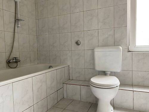 Badezimmer freie Wohnung - 3 Zimmer Mehrfamilienhaus, Wohnhaus zum Kaufen in Duisburg / Wanheimerort