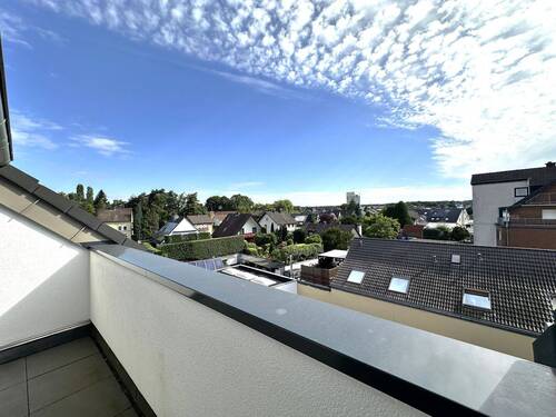 Terrasse 1 Ausblick.jpeg - Topmodern! Hochwertig möblierte 3 Zimmer DG-Wohnung mit 2 Dachterrassen, Aufzug & Einzelgarage!