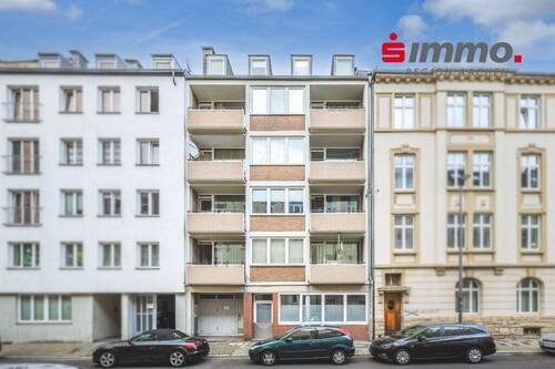 Strassenfront - Gepflegtes, zentral gelegenes 13-Familienhaus in ruhigem Wohnumfeld