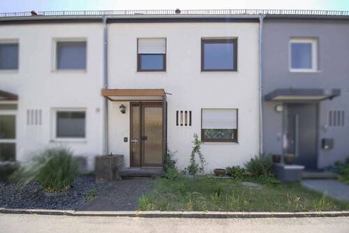 Hausansicht Straße - Charmantes Reihenmittelhaus mit Garten in ruhiger Lage von Heilbronn
