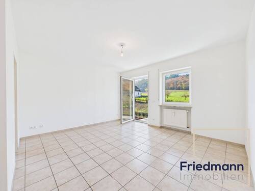 Wohn-Essbereich (1) - Charmante 2-ZKB-Wohnung mit Westbalkon - ideal für Anleger und Eigennutzer