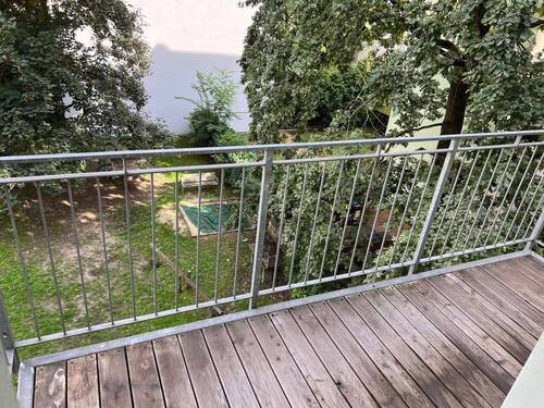 Balkon mit Hausgarten - Altbauwohnung in der Weitlingstraße mit perfektem Grundriss.