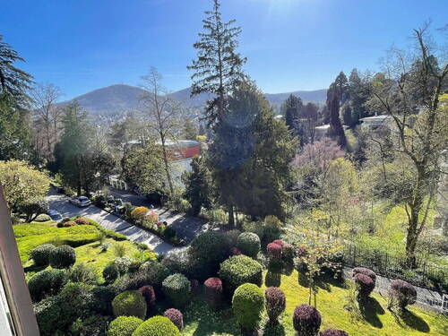 AUSBLICK - Exklusive Halbhöhenlage: Luxuriöse 3-Zi.-Wohnung mit 2 Balkonen und Merkurblick