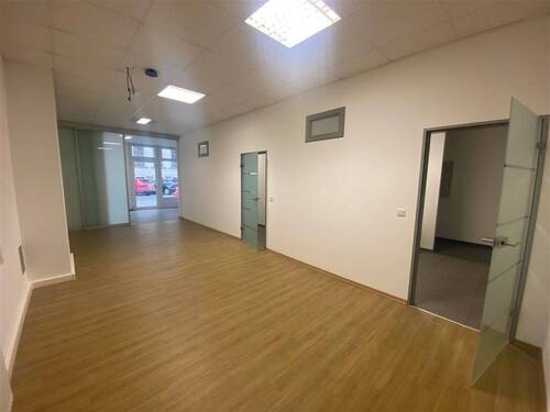 Zimmer 1 mit Schiebetür zum Empfangsbereich - 2 Zimmer Büro zur Miete in Leipzig