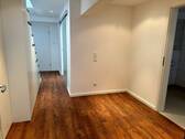 Ankleidebereich Souterrain Blick zur Treppe - 