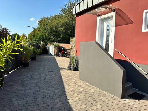 vorderer Hofbereich mit Hauseingang.jpeg - Individuelles und modernes 2 Personen Traumhaus in D-Vennhausen!