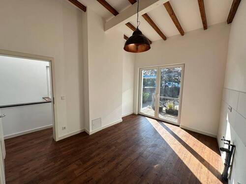 Wohnküche mit Blick zum Balkon - 