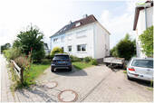 Hausansicht und Stellplatz - 