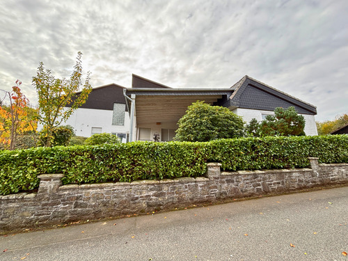 Hausansicht - 7 Zimmer Einfamilienhaus zum Kaufen in Hemer