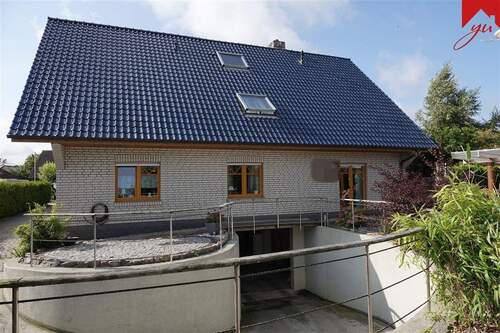 Rückansicht mit Einfahrt zur Tiefgarage - Einfamilienhaus mit 336,00 m² in Dornum zum Kaufen