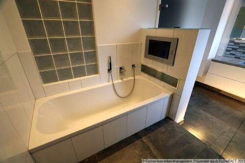 Hochwertiges Bad mit TV - 